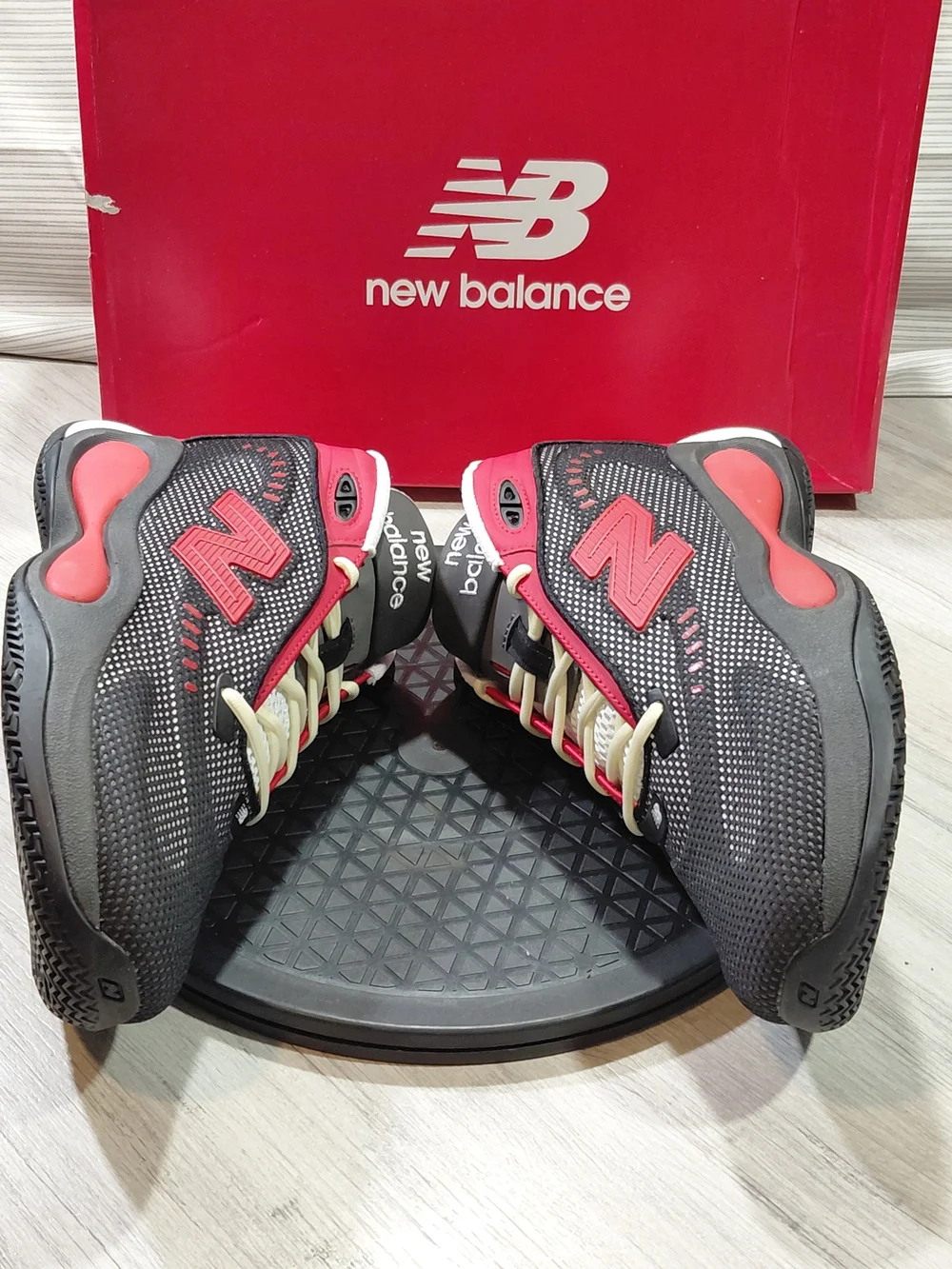 New Balance Men's P400 Black Team Red Athletic Performance Bball Shoes SIZE M11
